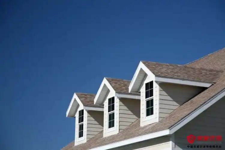 老虎窗即屋顶英文"roof",音近沪语"老虎".