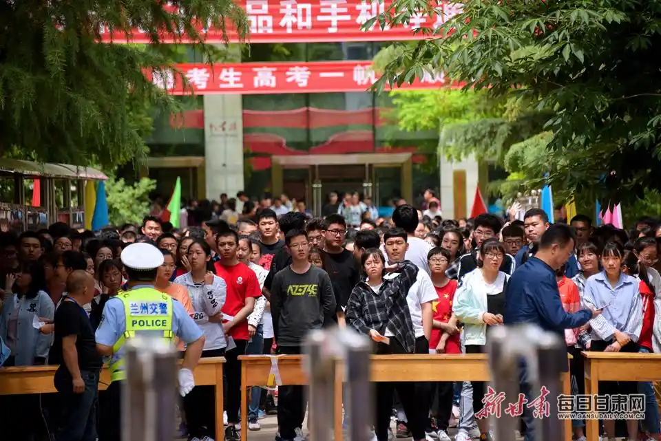 2019年高考现场图集语文考试结束他们从容走出考场