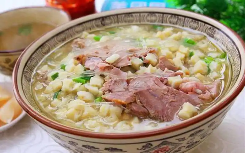 羊肉泡馍制作秘籍:从熬汤到掰馍,步步精彩不容错过