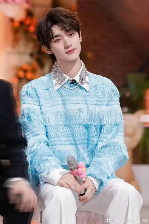 丁程鑫的珍珠项链