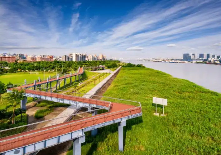 甬江公园实景图当我在会展中心练习高远球发球的时候,从未想过自己