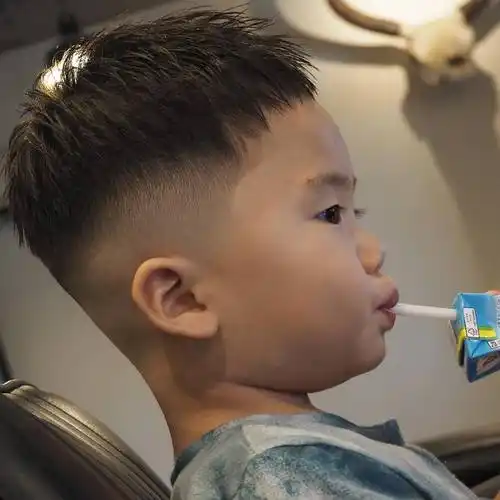 2024夏季小男孩发型来了,两侧铲短很百变,剪完真帅气