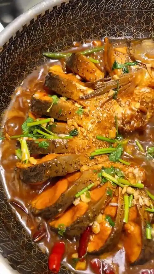 家常炖草鱼.赶紧学起来吧.美味不能错过哦.做法简单.