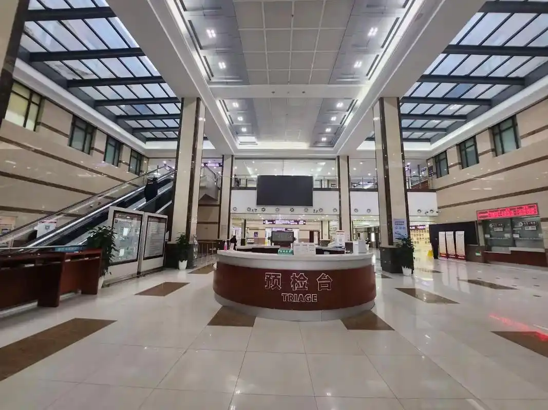 周末的医院～锃锃亮的门诊,越来越喜欢这个调调#医院随拍 - 抖音