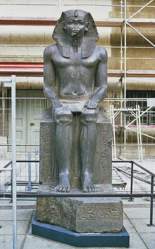 上图:古埃及第十二王朝法老阿蒙涅姆赫特二世(amenemhat ii)坐像,现藏