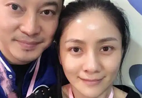 沙溢胡可素颜合影俩个人打扮普通仍很美图