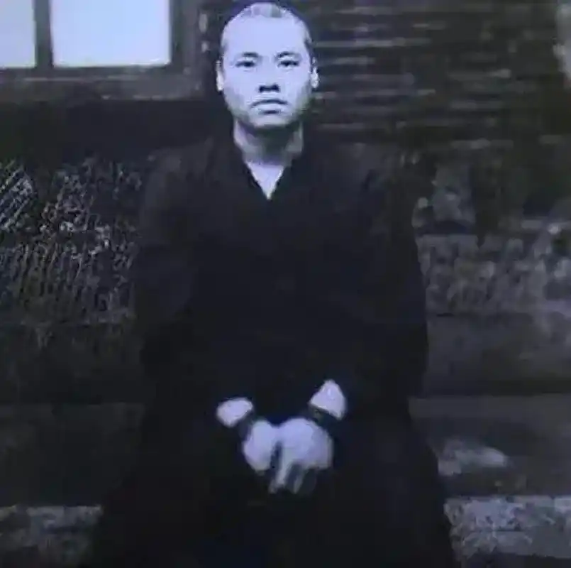 "燕子李三"和他的腿部标本.