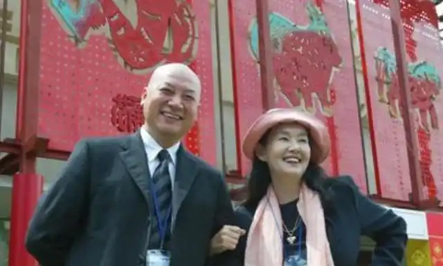 大家是比较关注的,一个是她的老公迟重瑞,另一个就是陈丽华的身世