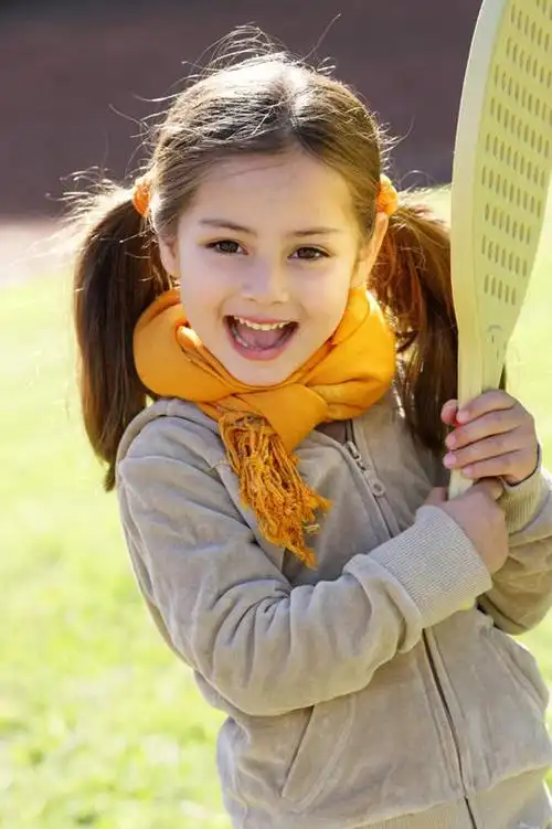 西方人,儿童,一个人,站,笑,微笑,露齿笑,竖图,室外,白天,正面,纯洁