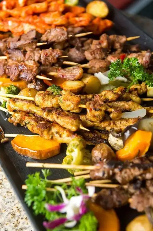 美食频道 品美食 正文             各式烧烤肉串散发诱人香气,饱满的