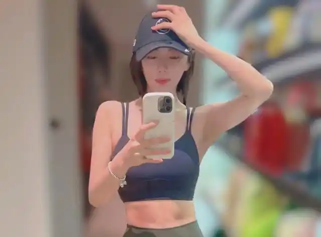 张雨绮晒出一组健身照,穿着露脐装,露出马甲线的腹肌