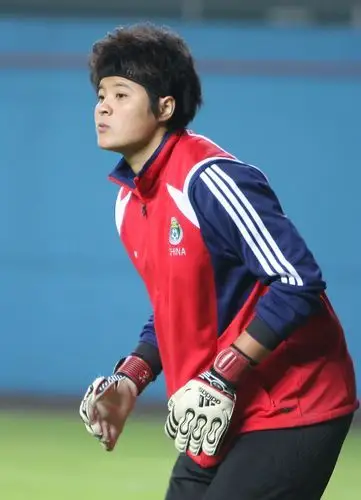 图文:女足广州备战四国赛 张艳茹做好动作