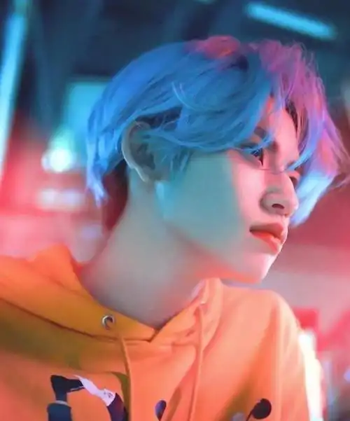 爱豆神仙蓝发,抗住林彦俊,顶住了鹿晗,看到金泰亨:一秒沦陷