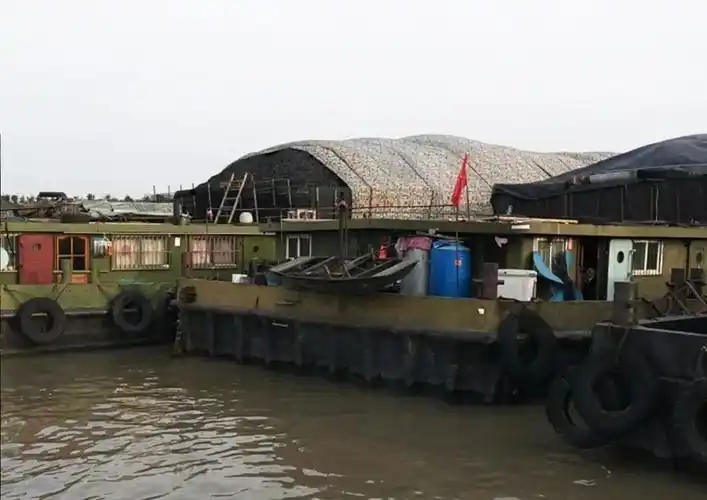 船队驳船上2名船员乘用自备艇拟上岸购物,因风浪较大在长江#110黑浮下