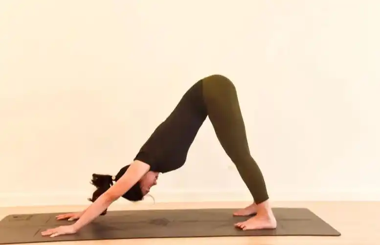 缓解膝关节的超伸 例如多做一些 增强双腿力量的体式 尤其 腿后侧肌肉