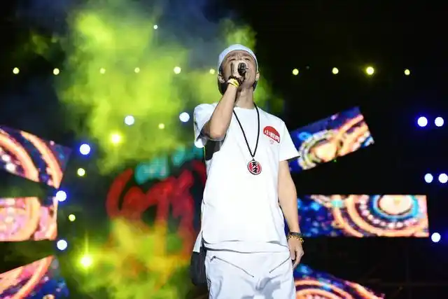 新疆ktv被点冠军王洋;《中国好声音》第三季三位导师为之转身起立鼓掌