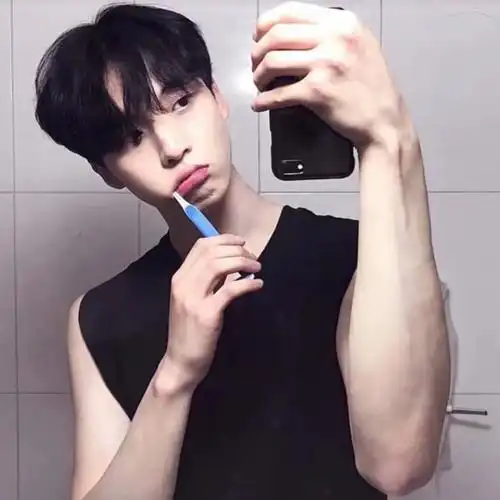刷牙自拍酷男头像