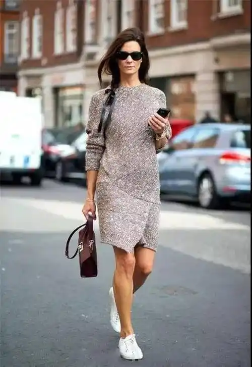 今秋最流行穿长款"针织裙",搭配小白鞋穿,超级舒适又好看!