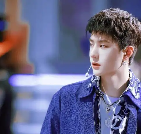 王一博是在2014年跟着uniq男团成员身份出道的,并且在出道之后因为高