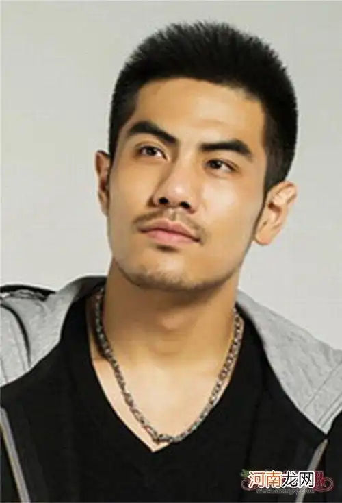 哪些发型 专属国字脸男生的帅气短头发路线 _国字脸男生剪出的短发