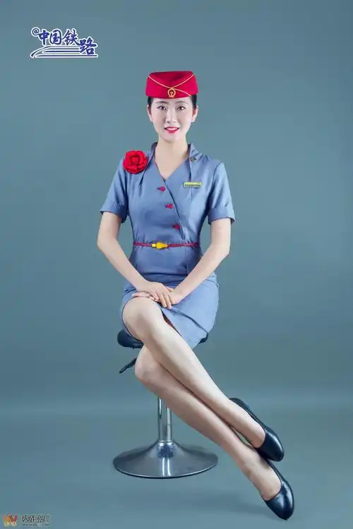 好看高铁乘务员小姐姐换新装了宜宾的也要换了