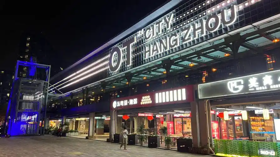 95ot酒吧强势回归真的很有意思~一进门就看到很多帅哥美女!