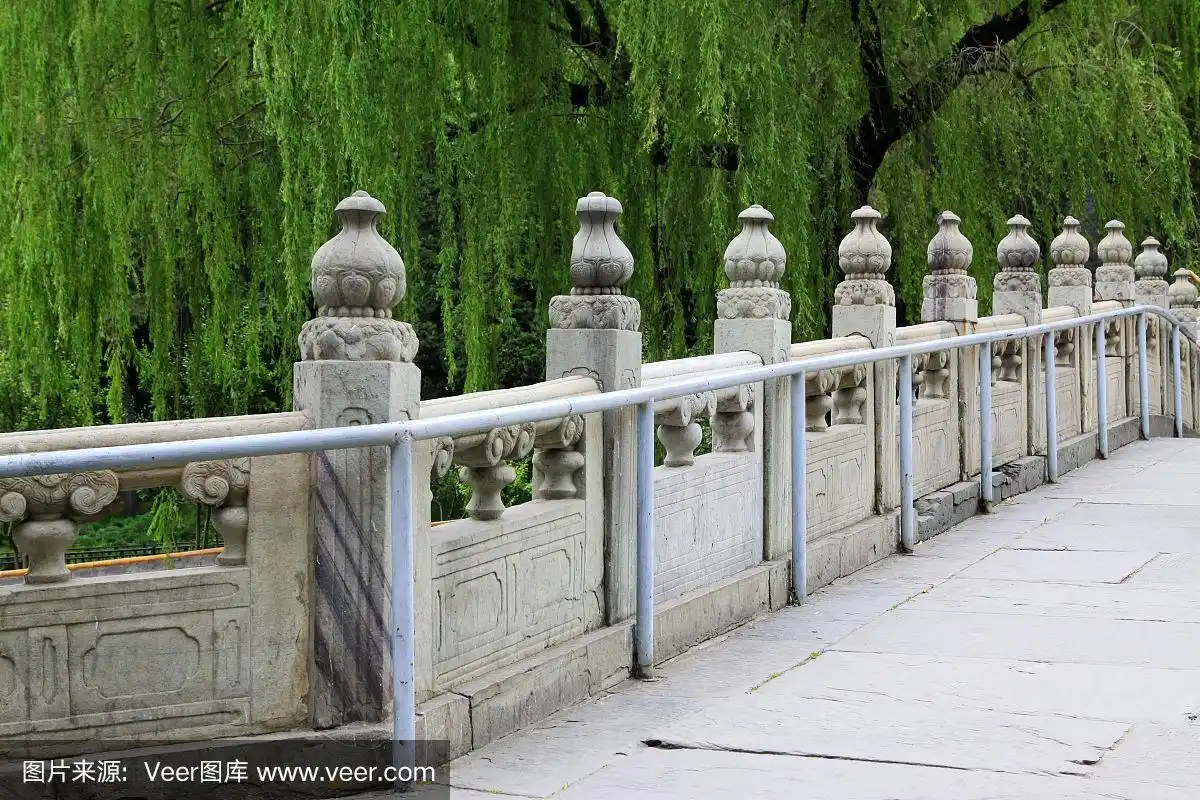 2014年5月23日,中国北京,北海公园琼花岛石桥