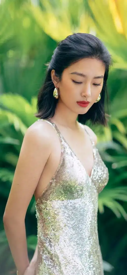 "心机叵测"杨采钰:恋60岁陈金飞成冯女郎,抢角金晨当刘亦菲干妈