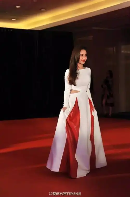 身高155穿成了170,这3位女明星个子不高,穿衣却年轻又漂亮!