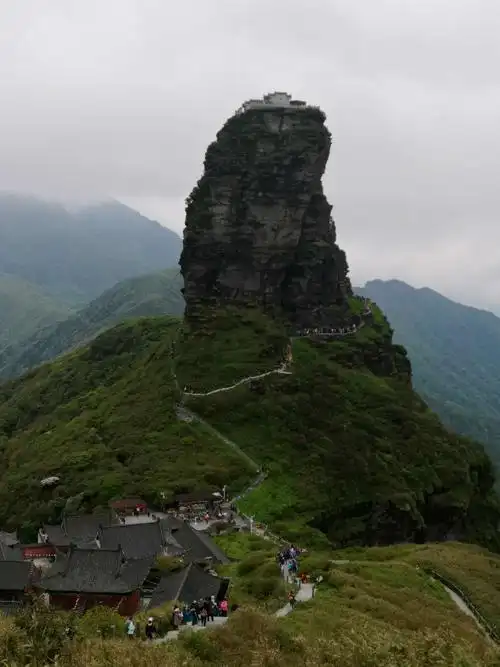 梵净山红云金顶是武陵山脉最高峰,海拔2千4百多米因