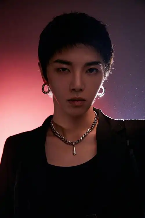 华晨宇今日线下活动造型图一身黑色修身西装的花花,酷帅有型超个性啊