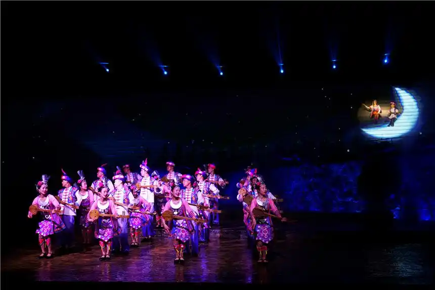 原创广西这个县城有个侗族鸟巢7000万打造的坐妹演出充满浪漫色彩