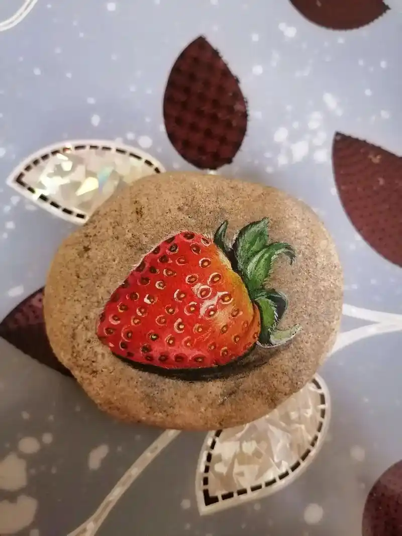 石头画,草莓#带你走进画里 #想画就画 #手绘石头画 #生活 - 抖音