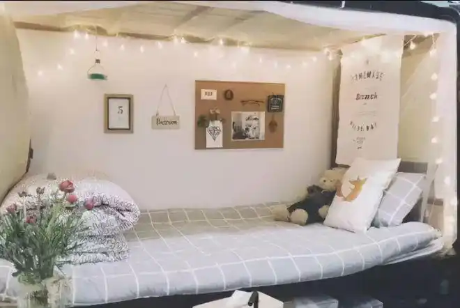 大学宿舍的花样装扮00后的想法新奇布置的温馨惹人羡慕