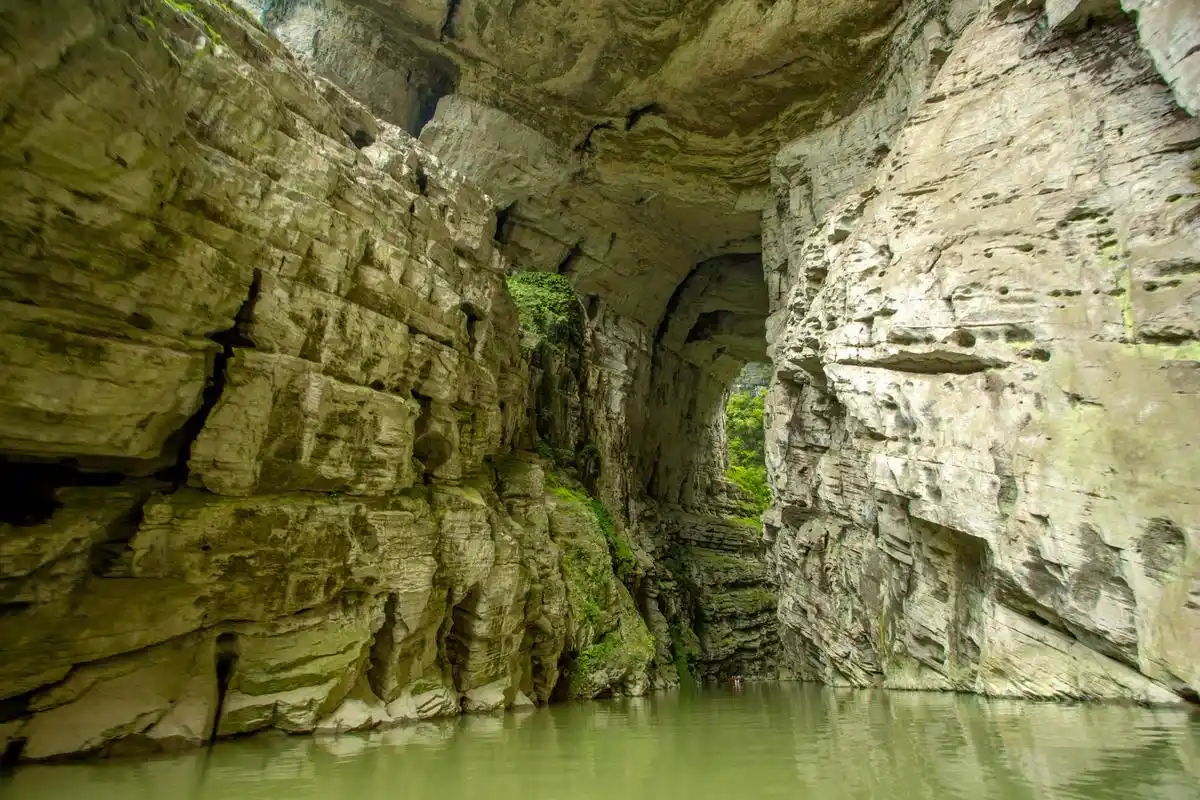 蒲花暗河是位于中国重庆市黔江区蒲花河濯水段,暗河部分长约2公里