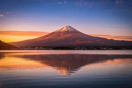 日出时富士山在日本藤川久子湖上的风景图片.照片