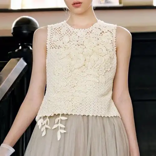 毛线球编织镂空花朵拼接钩织背心上衣图解