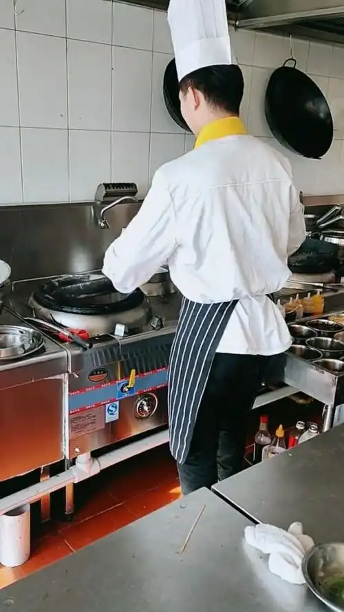 这是我们这最年轻的厨师,做菜也好吃