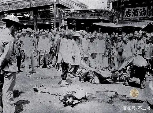 老照片:八国联军侵华时期的真实场景,义和拳团民被斩首屠杀
