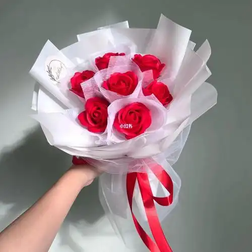 7朵红色玫瑰花束
