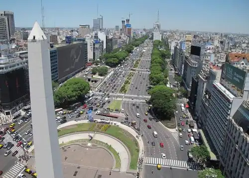 这条阿根廷街道号称"世界上最宽", 足足设有双向18车道