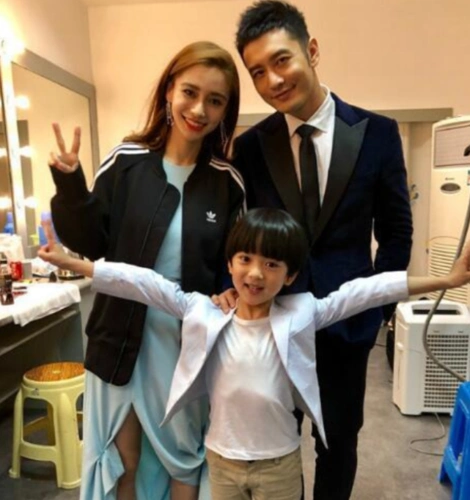 原创小海绵正脸被拍,撅嘴模样软萌又可爱,跟19岁的杨颖像复制粘贴