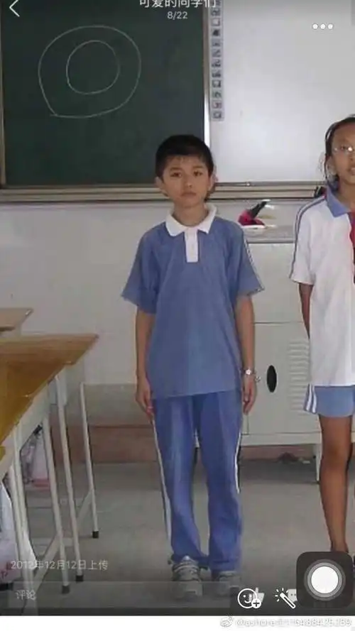 12年时的照片,蔡徐坤那时候可能会还在上小学吧.
