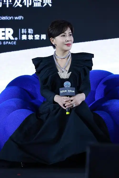 年过半百也美丽刘嘉玲的银色项链好抢眼看起来很有气势