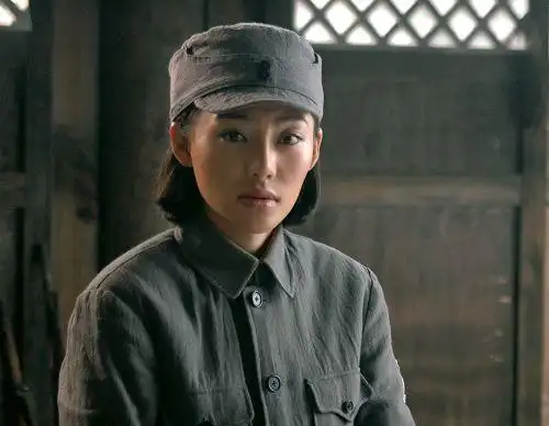 抗日剧现大尺度桥段:裸女向红军敬礼 盘点军装美女