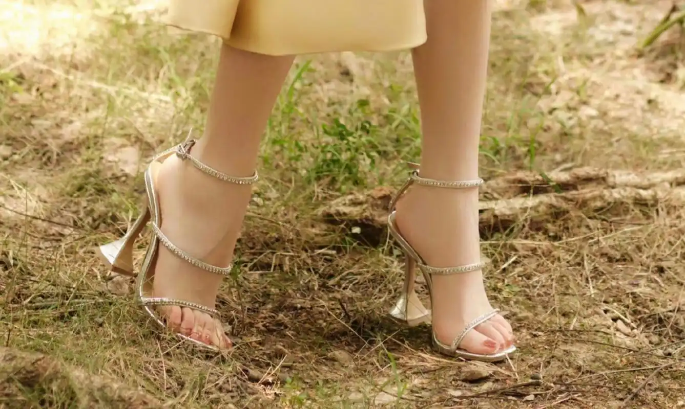 毛晓彤和她白嫩的美脚丫