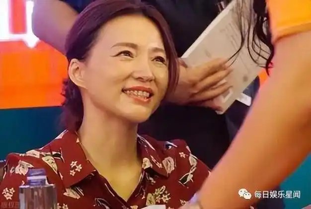 董卿的职业生涯与展望:从青春两鬓华发到幸福晚年|春晚|赵忠祥|央视