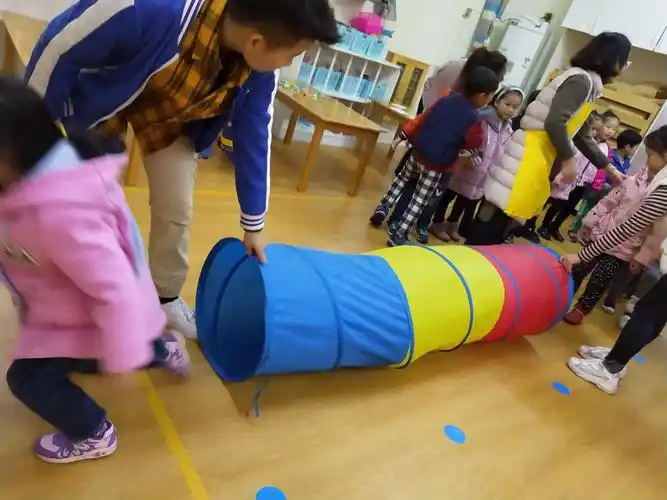 开福区华龙月湖幼儿园"七八点运动的小太阳"室内运动游戏展示活动 -