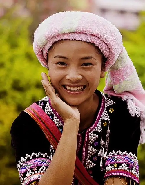 快乐的拉祜族女孩