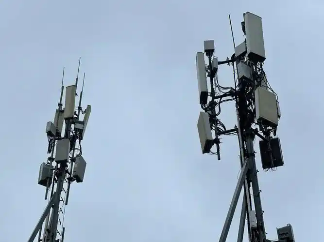 铁塔  #5g  #信号塔  #辐射  有人知道这两座电信移动联通信号铁塔